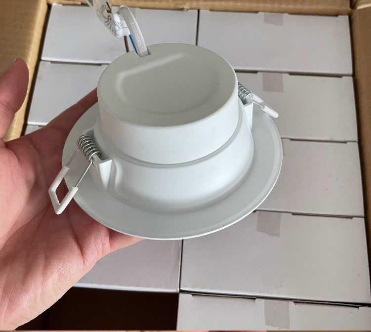 Đèn downlight âm trần Panasonic NNNC76541 đường kính 110mm nhiệt độ màu 4000 công suất 9W mới có hàng